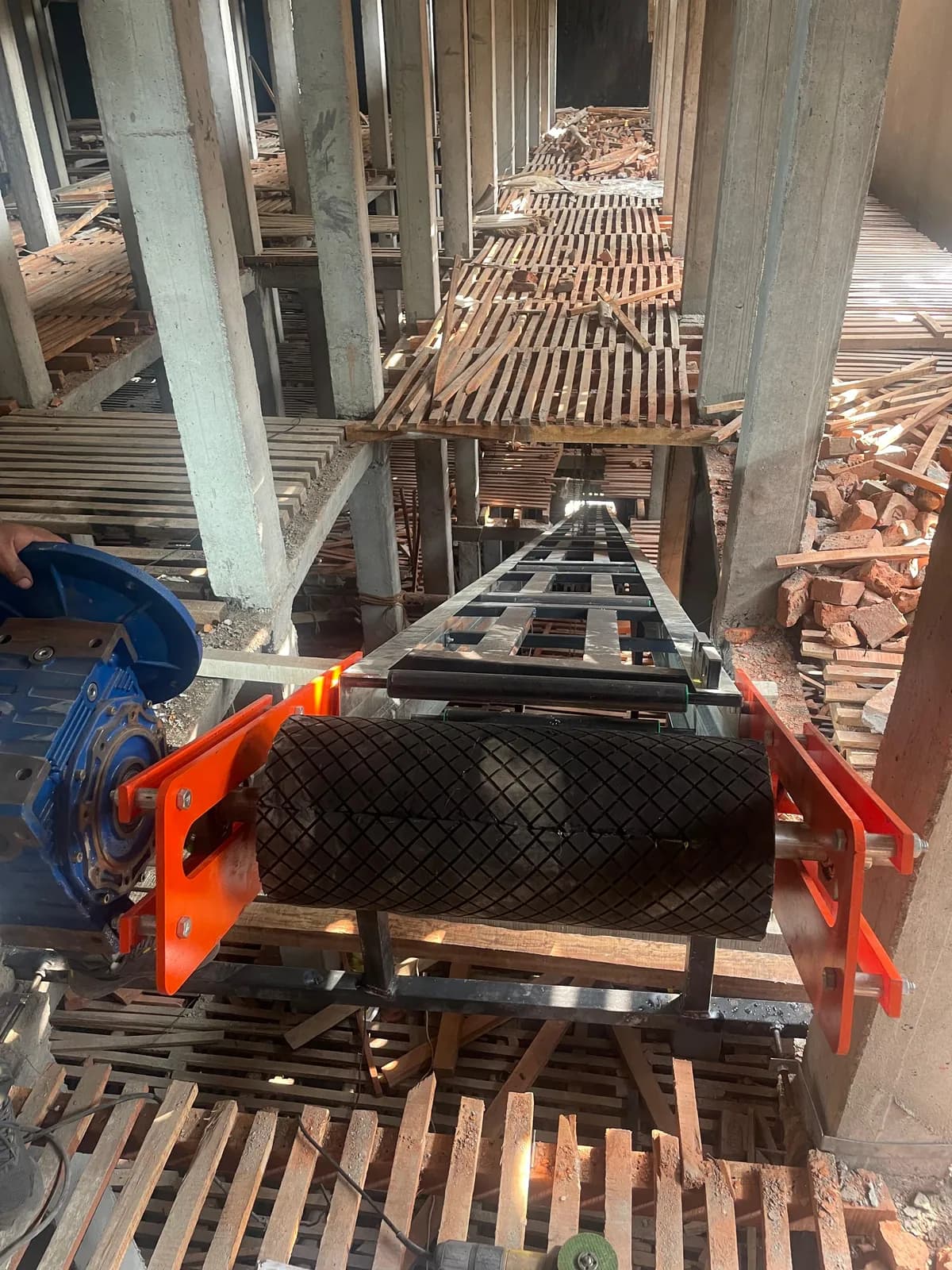 Drive drum of an inclined belt conveyor with an orange guard