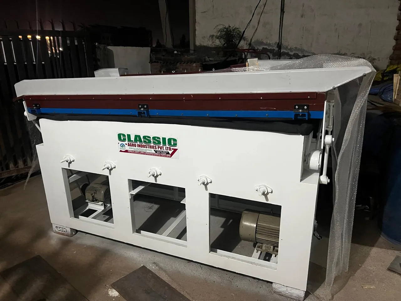 White Classic gravity separator machine with motors and sieve deck